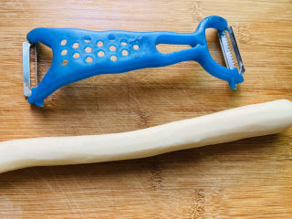 2、清炒山药木耳,山药削皮洗净