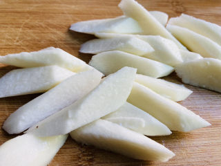 3、清炒山药木耳,斜刀切块