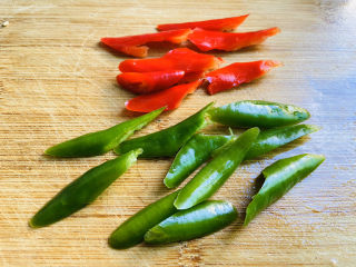 4、清炒山药木耳,红椒、青椒洗净斜刀切