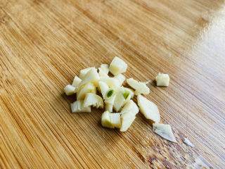 5、清炒山药木耳,蒜头去皮切碎