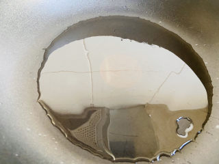 6、清炒山药木耳,锅中倒入适量食用油加热至七成热