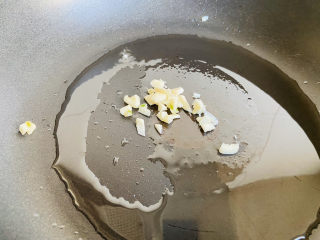 7、清炒山药木耳,放入蒜末小火煸香