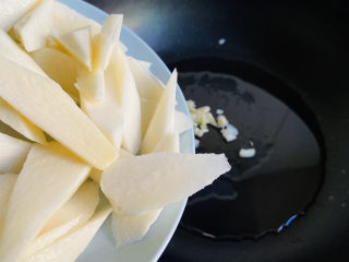 8、清炒山药木耳,倒入山药