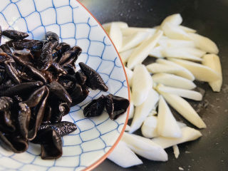 9、清炒山药木耳,倒入黑木耳