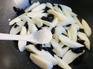 11、清炒山药木耳,加入1小茶匙盐