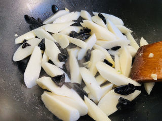 10、清炒山药木耳,大火翻炒片刻