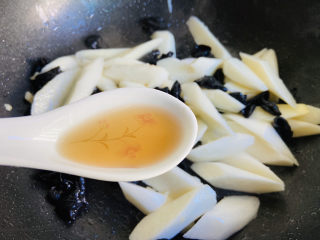 12、清炒山药木耳,烹入料酒