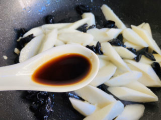 13、清炒山药木耳,烹入生抽翻炒一下