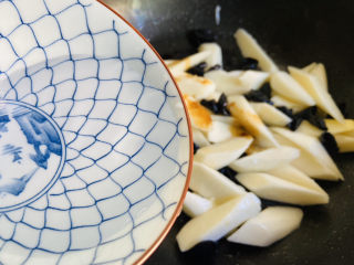 14、清炒山药木耳,加入少许热水翻炒均匀