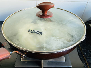 15、清炒山药木耳,盖上锅盖煮至断生