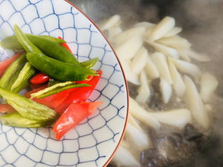 16、清炒山药木耳,加入青椒、红椒