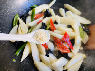 18、清炒山药木耳,鸡精调味