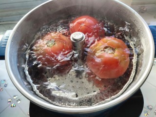 3、酸汤肥牛金针菇,放入开水中烫一下去皮