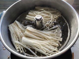 4、酸汤肥牛金针菇,金针菇烫熟