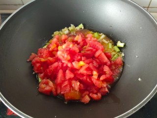 7、酸汤肥牛金针菇,放入西红柿炒化