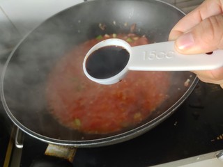 8、酸汤肥牛金针菇,加入生抽