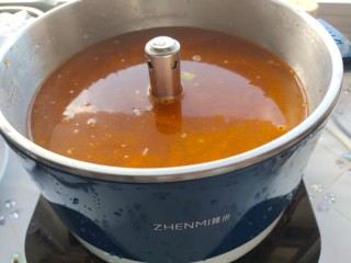 12、酸汤肥牛金针菇,加入一大碗清水煮开