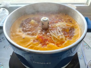 13、酸汤肥牛金针菇,放入金针菇