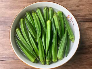 1、凉拌秋葵,首先把秋葵冲洗一下，放入大碗里，加入一勺盐，倒入适量清水，浸泡30分钟。