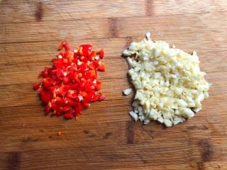 2、凉拌秋葵,小米辣清洗干净切成碎末，蒜头去皮清洗干净切成蒜末。