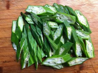 3、凉拌秋葵,秋葵浸泡好清洗干净，先把秋葵的蒂切掉，再把秋葵切成斜片。