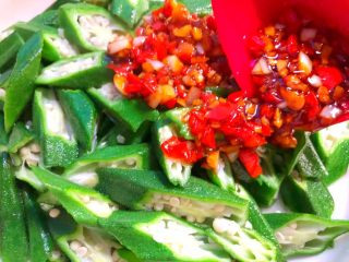 7、凉拌秋葵,把炒好的酱汁浇到秋葵上即可。