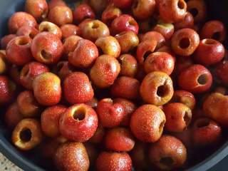 3、美味山楂糕,3.把山楂放在锅中，加入清水。