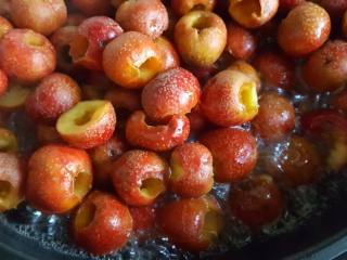 4、美味山楂糕,4.把水煮开，多煮一会。