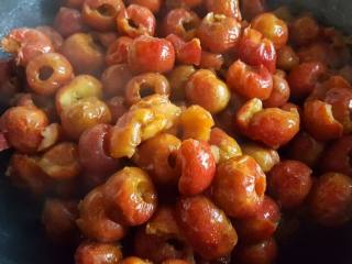 5、美味山楂糕,5.煮至如图所示，山楂开花即可。