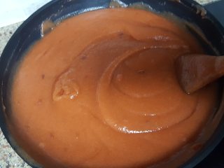 6、美味山楂糕,6.将山楂分批加入少许清水，用破壁机打碎，过筛去皮后放入不粘的炒锅中，加入所有的糖和柠檬汁进行炒制。&nbsp;