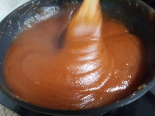 7、美味山楂糕,7.山楂糊随着水分的减少，颜色会越来越深，也会越来越浓稠。