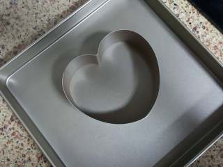 8、美味山楂糕,8.把慕斯模具放在不粘烤盘上。&nbsp;