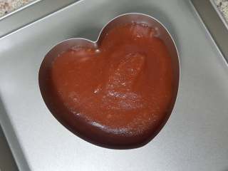 9、美味山楂糕,9.当山楂糊炒至十分浓稠，滴落的山楂糊不易容于其中时，再炒一会儿就好了，用勺子舀到慕斯模中定型。