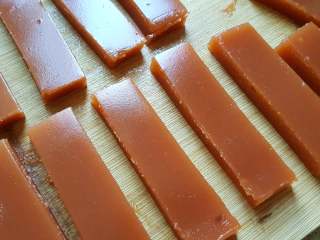 12、美味山楂糕,12，剩下的山喳糊倒入不沾烤盘中定型，第二天切条即可。