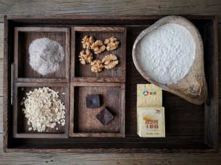 1、红糖核桃馒头,准备食材。