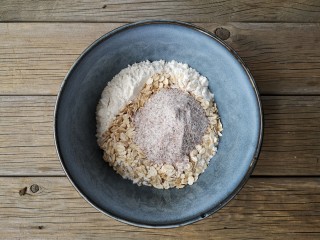 2、红糖核桃馒头,将400克面粉，50克燕麦和100克黑全麦粉混合均匀。