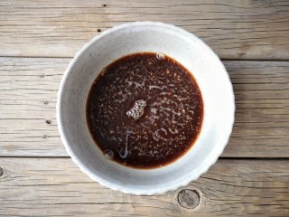 3、红糖核桃馒头,将5克酵母粉和50克红糖放在碗中，加255克温水，搅拌至酵母粉和红糖融解。