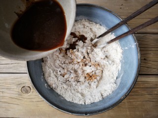 4、红糖核桃馒头,将红糖酵母水少量多次加入面粉中，搅拌成雪花状。