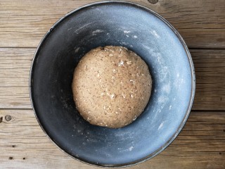 5、红糖核桃馒头,将面团揉起至光滑，盖保鲜膜醒发。