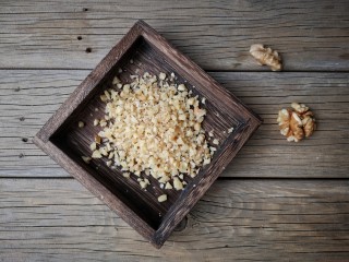 6、红糖核桃馒头,核桃仁切碎。