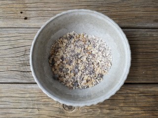 7、红糖核桃馒头,在核桃仁中加10克红糖和7克面粉混合均匀做填料。