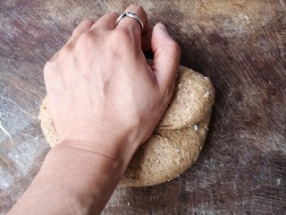 9、红糖核桃馒头,将面团取出再次排气揉光。