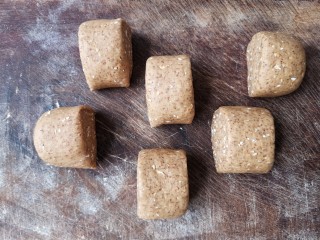 11、红糖核桃馒头,切分成大小均匀的面团。