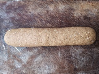 10、红糖核桃馒头,搓成圆柱形。