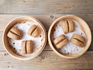 12、红糖核桃馒头,在每一份的中间位置用利刀拉下二分之一。二次发酵15-20分钟。