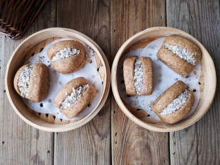 13、红糖核桃馒头,待馒头生坯发酵好后，将调好的填料放在馒头的开口处，上锅隔水蒸15分钟，关火后再焖3-5分钟即可。