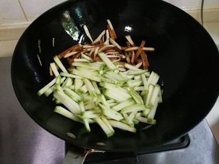 6、西葫芦香干,放入西葫芦翻炒片刻
