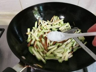 7、西葫芦香干,放入一小勺盐