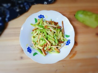 11、西葫芦香干,出锅盛盘