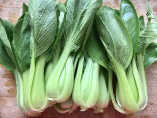 1、蒜香蚝汁青菜,青菜超市买的，整颗洗净，清洗至少3遍